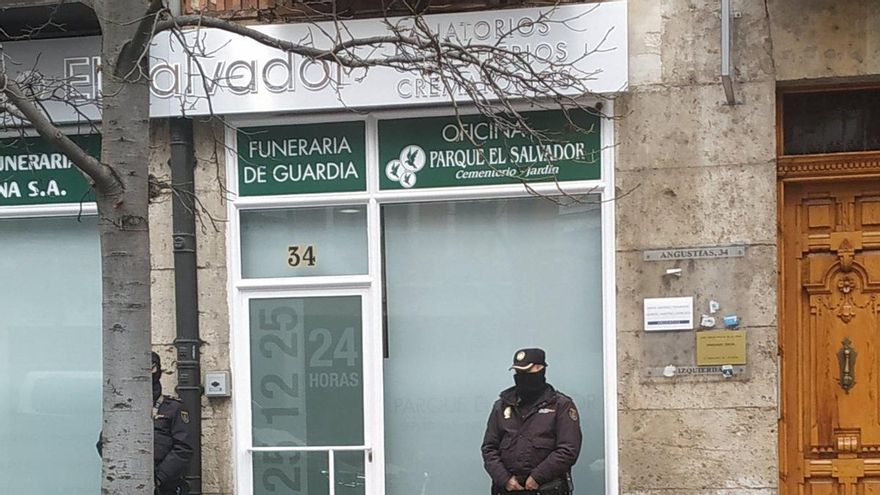 La jueza del caso del 'cambiazo de ataúdes' en la Funeraria el Salvador imputa a veinticinco personas