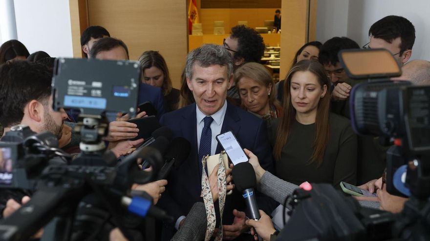 El líder del PP, Alberto Núñez Feijóo junto a la portavoz del partido en el Congreso, Ester Muñoz