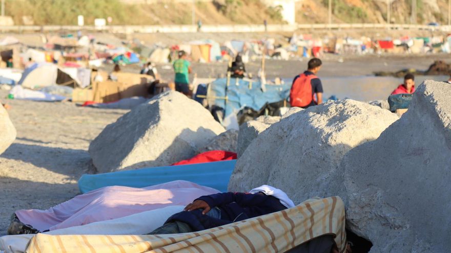Migrantes acampan en la playa de El Trampolín, en Ceuta, este jueves.