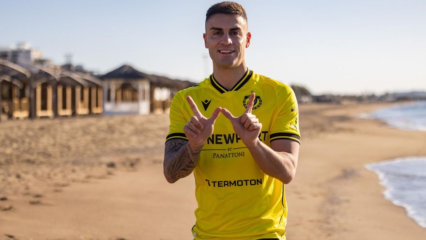 Carlos Isaac ya luce con la camiseta del Widzew Lodz