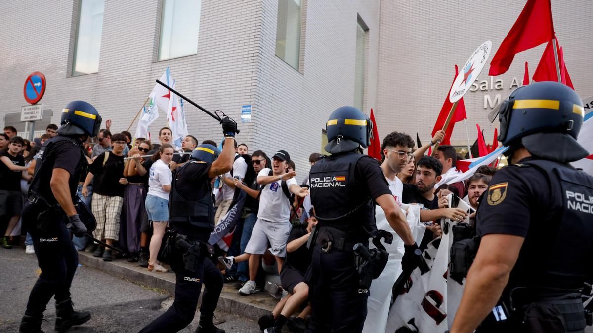 Carga policial contra los manifestantes, convocados por una veintena de colectivos sociales, que han impedido este lunes la celebración de un acto de Vox en Santiago.
