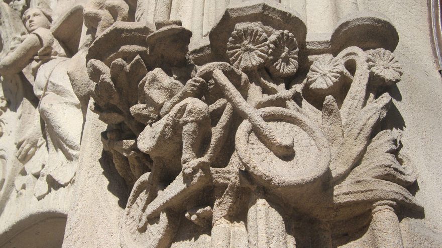 El porqué de la escultura de un ciclista en un capitel de una casa modernista de Barcelona