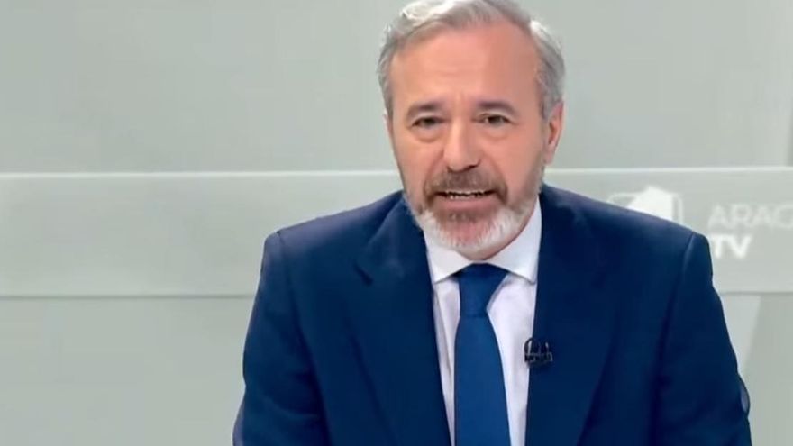 Jorge Azcón durante el debate cara a cara de este lunes.