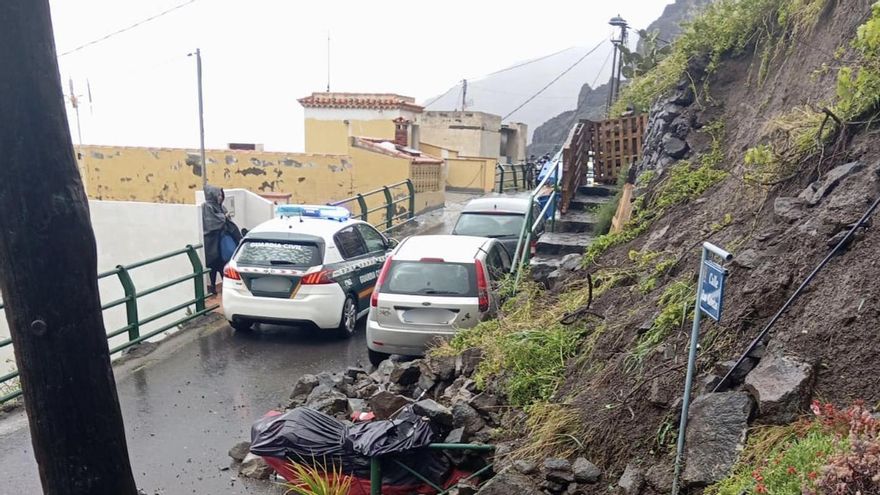 En la imagen, una patrulla de la Guardia Civil pide a los vecinos que se queden en casa, junto a un muro derribado por el agua.