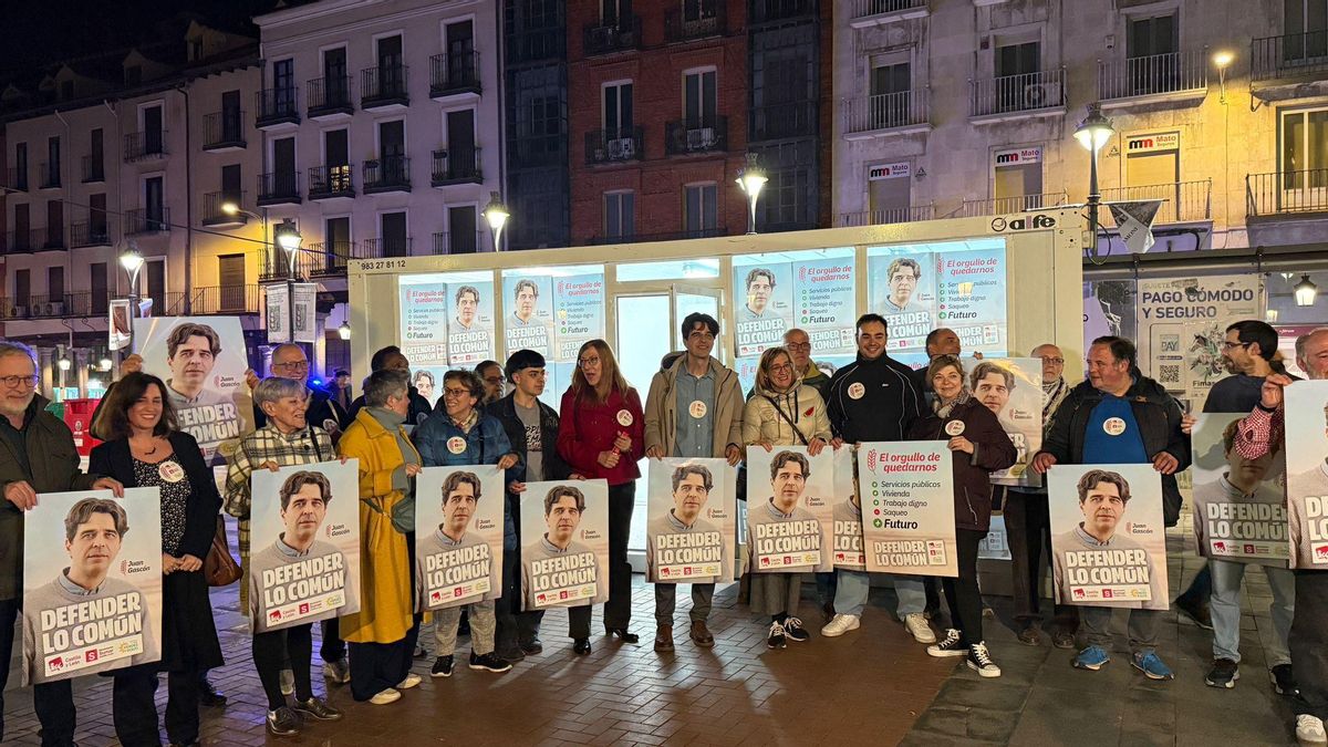 El candidato de IU, Juan Gascón (c), en la noche de inicio de campaña.