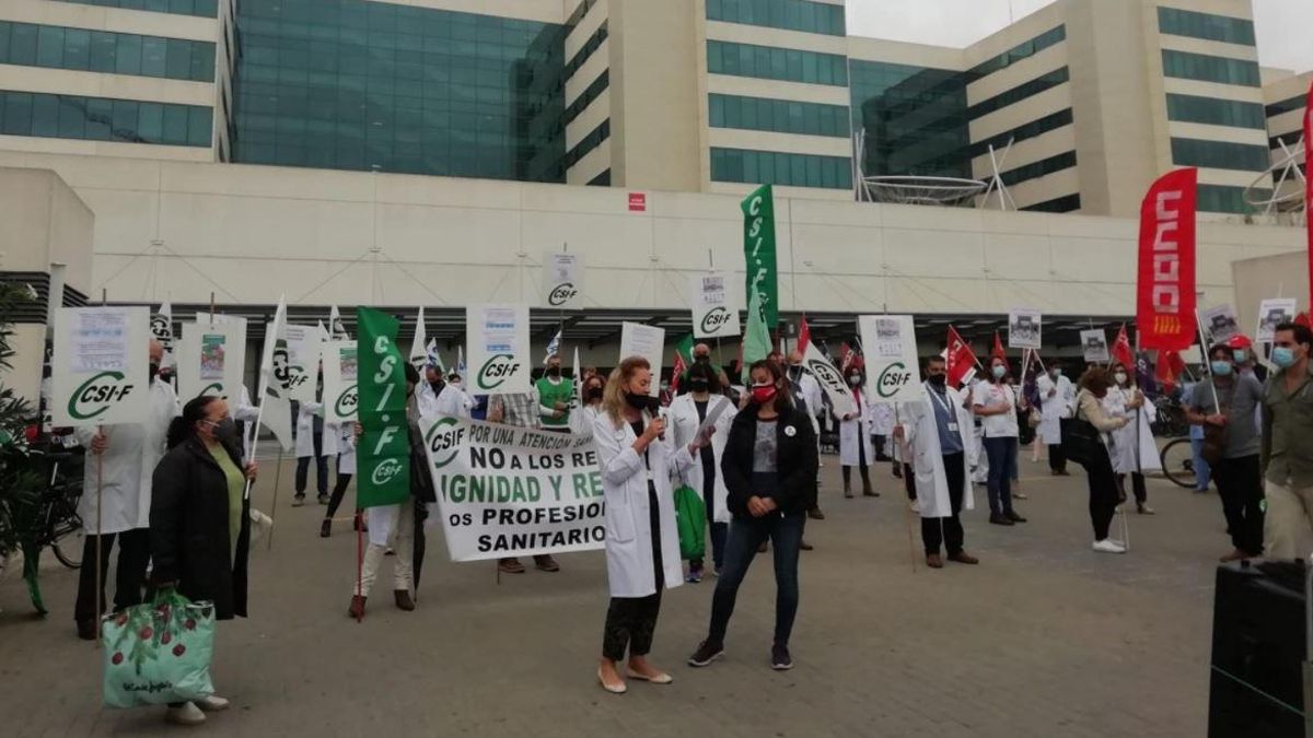 Concentración en el Hospital La Fe para pedir más plantilla en atención especializada.