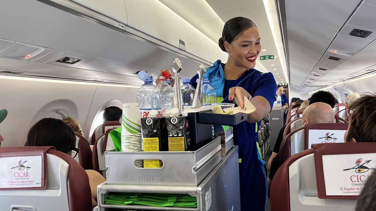 Azafata de Binter sirviendo el almuerzo a bordo con productos canarios