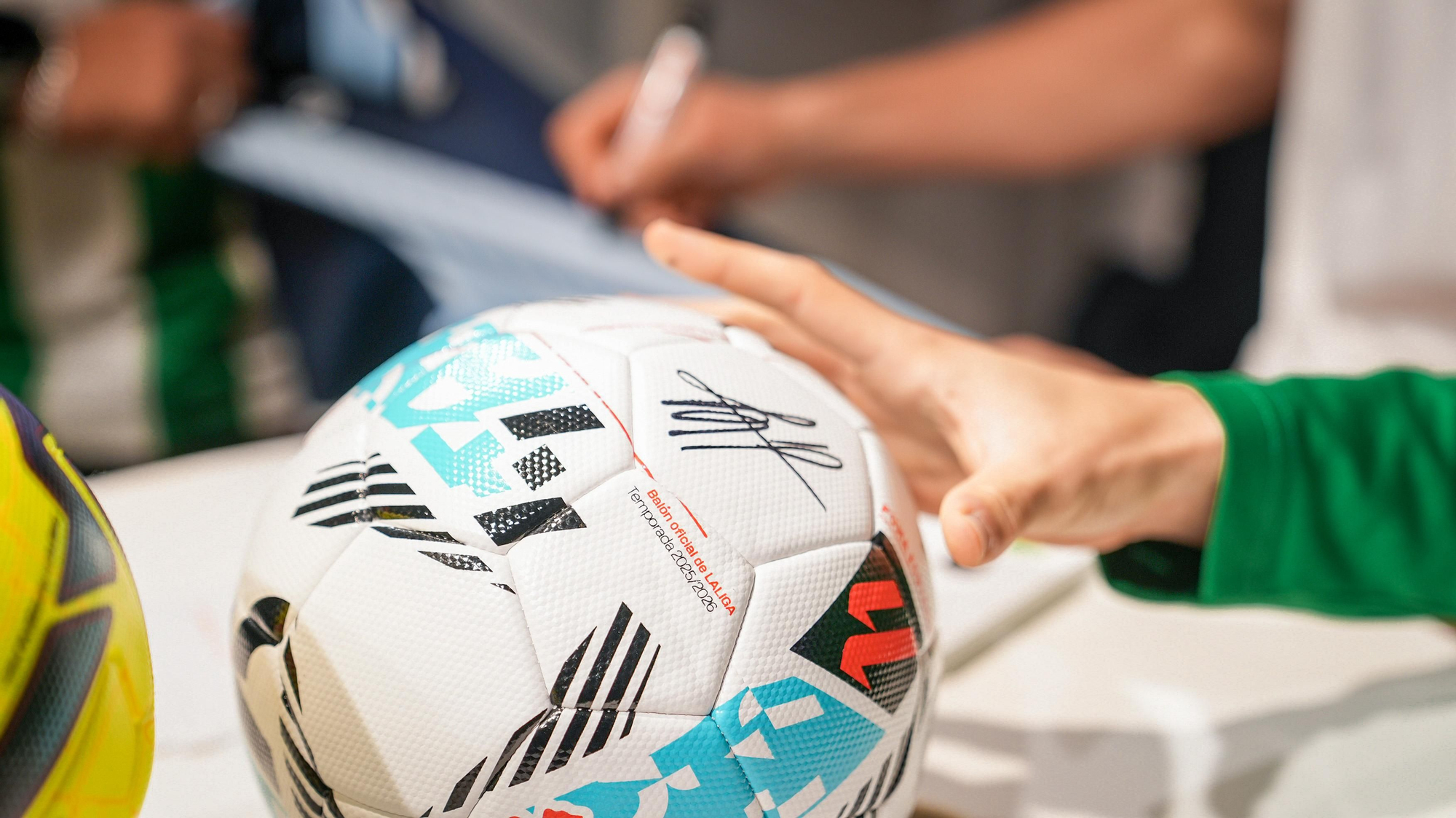 Mikel Goti e íker Álvarez firman autógrafos a los aficionados del Córdoba CF