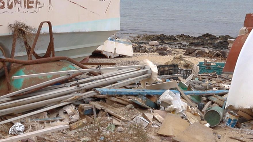 Escombros en una playa de La Graciosa
