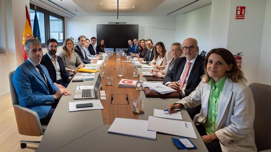 El vicepresidente primero y ministro de Economía, Comercio y Empresa, Carlos Cuerpo, junto a la vicepresidenta tercera y ministra de Tnansición Ecológica, Sara Aagensen, se reune con los operadores del sectro gasista y petrolero.