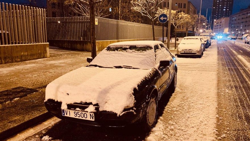 Un coche cubierto de nieve en Vitoria este miércoles