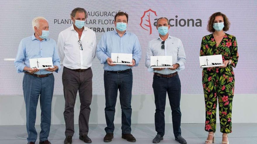 El presidente de la Junta (centro) con directivos de Acciona y a la derecha la consejera de Transición Ecológica, Olga García