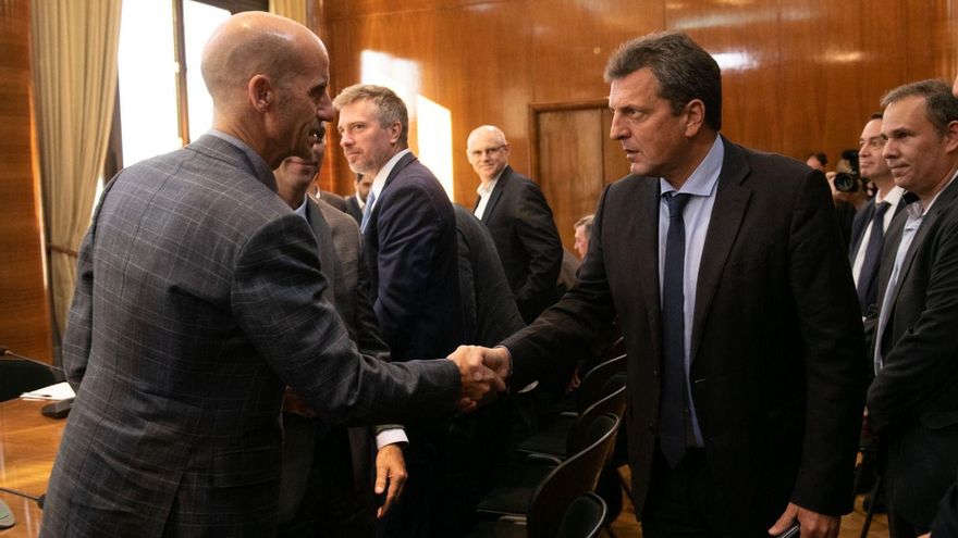 Massa acota la suba del dólar y multa para atenuar las remarcaciones de precios, pero aún no logra ablandar al FMI