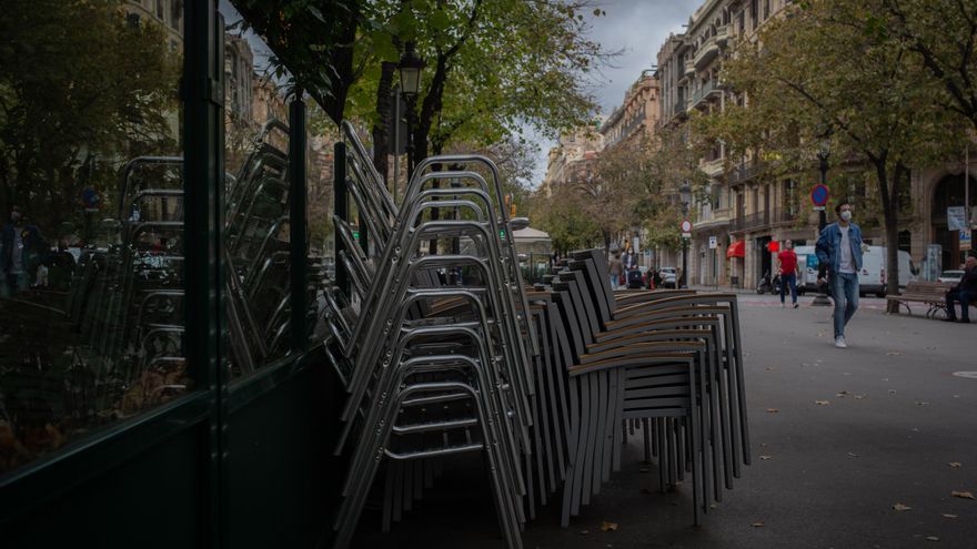 Sillas recogidas de una terraza de un bar
