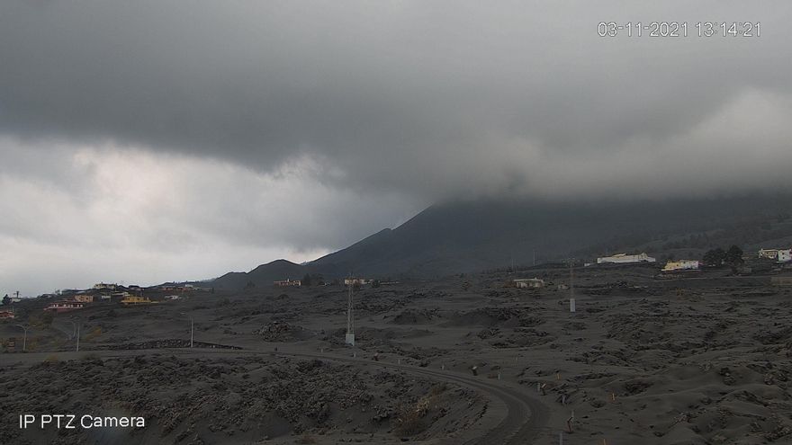 Imagen del  cono del volcán, envuelto por las nubes, captada de la webcan del Cabildo en El Paso.