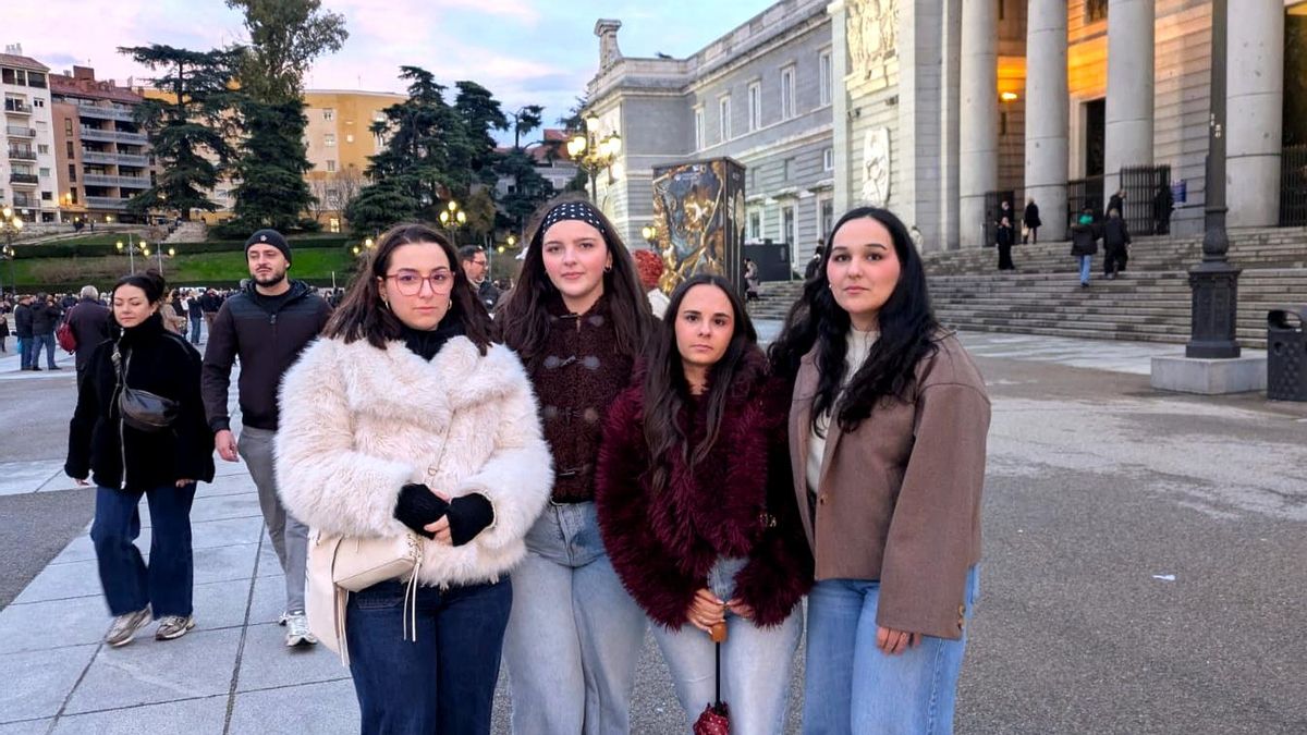Varias jóvenes belgas visitan el entorno de La Almudena media hora antes de la misa funeral por Adamuz