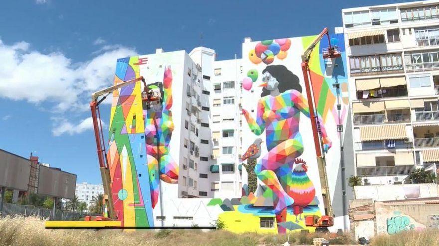 El mural que está pintando Okuda en València.