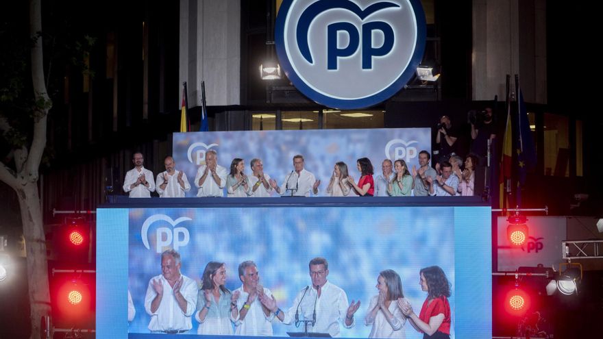 El candidato del PP a la Presidencia del Gobierno de España, Alberto Núñez Feijóo (c), durante el seguimiento de la jornada electoral de los comicios generales en la sede del PP en la calle Génova, a 23 de julio de 2023, en Madrid (España). Todos los espa