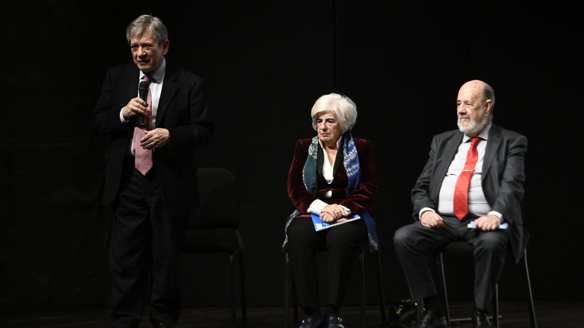 Enrique Barón y José María Gil-Robles destacan la "utilidad" de la Constitución aunque demandan una actualización