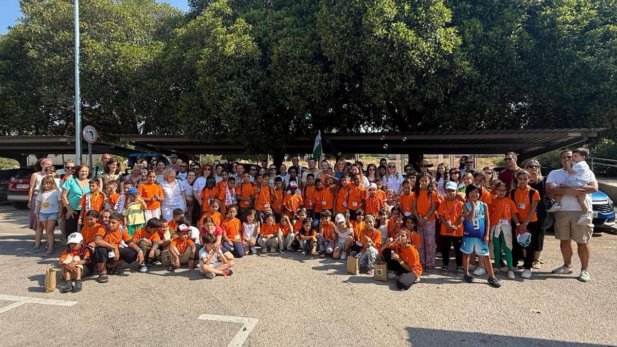 Niños y embajadores del programa ‘Vacaciones en Paz’ en un encuentro.