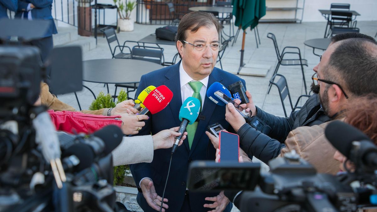 El presidente de la Junta de Extremadura, Guillermo Fernández Vara, atiende a los medios de comunicación en el Parador de Mérida