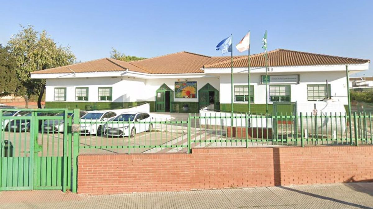 Fachada del IES Campo de Tejada en Paterna (Huelva)