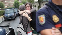 Amaya Muñoz se abraza a un amigo el día de su desahucio / Jaime Alekos