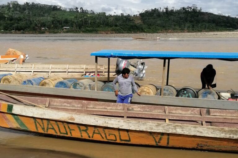Uno de los conflictos centrales en los ríos amazónicos de Bolivia es el tráfico combustibles para la minería ilegal. Foto: Iván Paredes