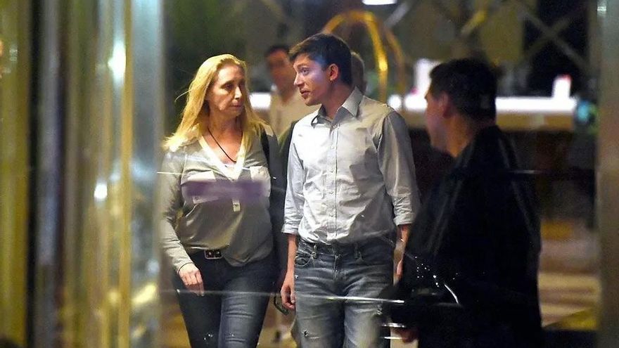 Santiago Caputo, entre tener firma o quedarse afuera: el dilema del hombre más influyente del Gobierno