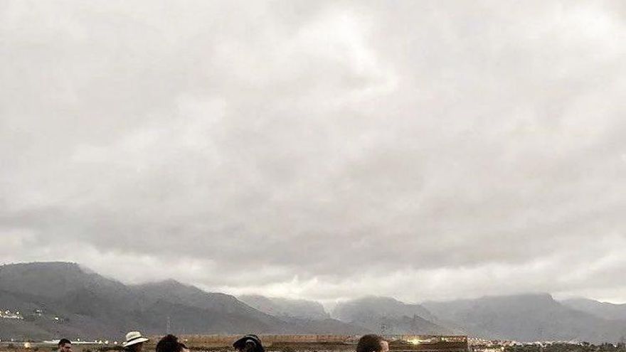 Los activistas se encadenan y paralizan una parte de las obras del macroproyecto turístico del Puertito de Adeje