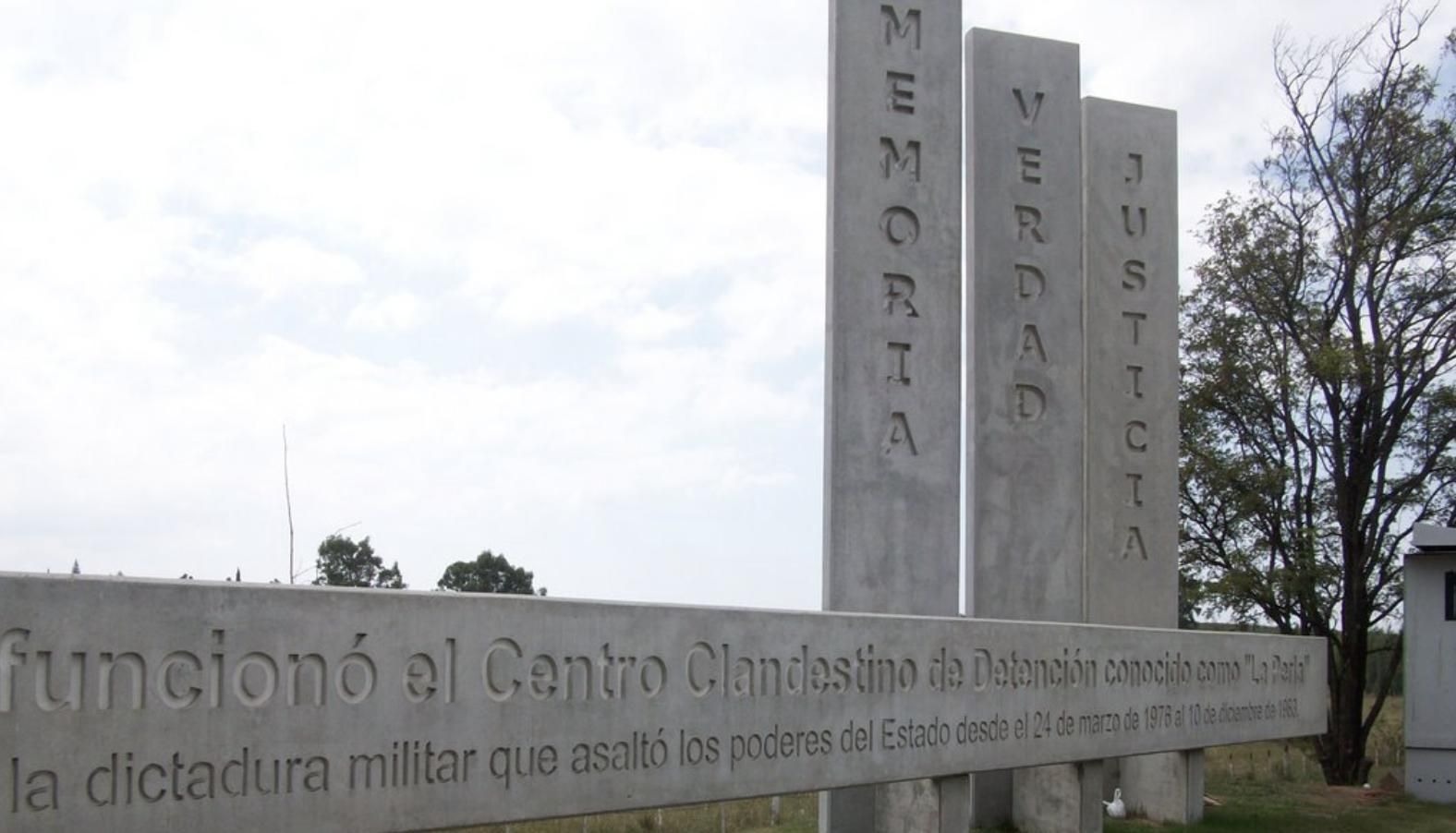 La Perla funcionó como centro clandestino de detención entre 1976 y 1978; se estima que por sus instalaciones pasaron entre 2.200 y 2.500 personas.