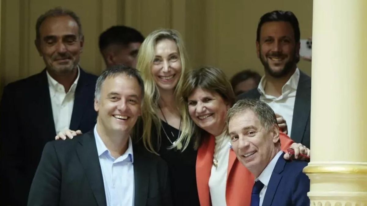Bullrich con Karina Milei, Manuel Adorni, Lule Menem y Diego Santilli, anoche en el balcón del Senado.
