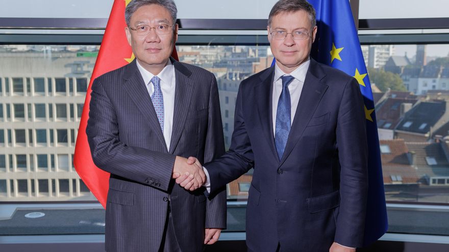 La UE mantiene los aranceles sobre los coches eléctricos chinos aunque se compromete con Pekín a buscar una solución