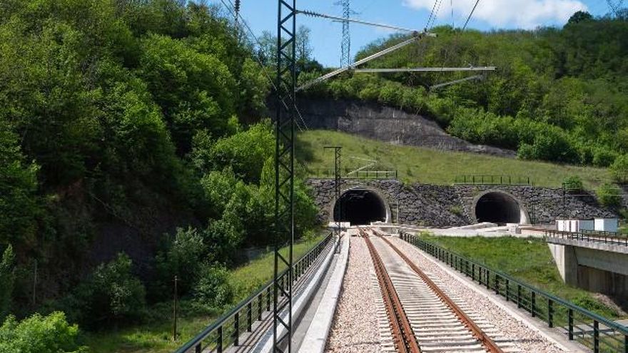 Entrada a los túneles de la variante de Pajares de alta velocidad. // Adif