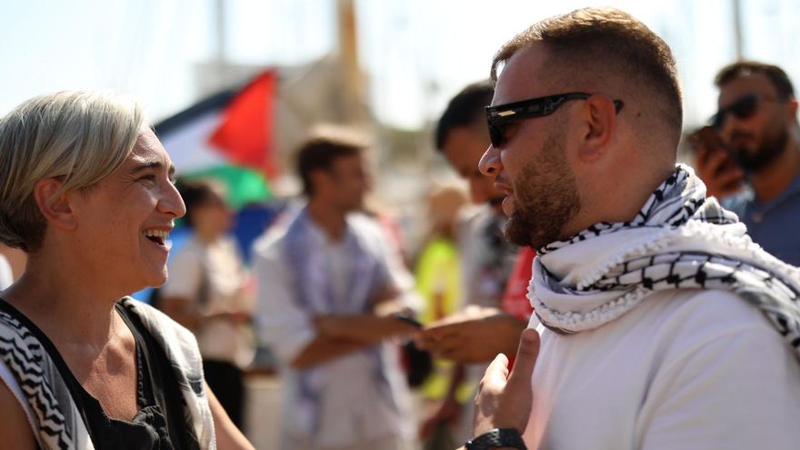 Mohammed Imad conversa con la exalcaldesa de Barcelona Ada Colau, en la despedida de la Global Sumud Flotilla antes de zarpar rumbo a Gaza.