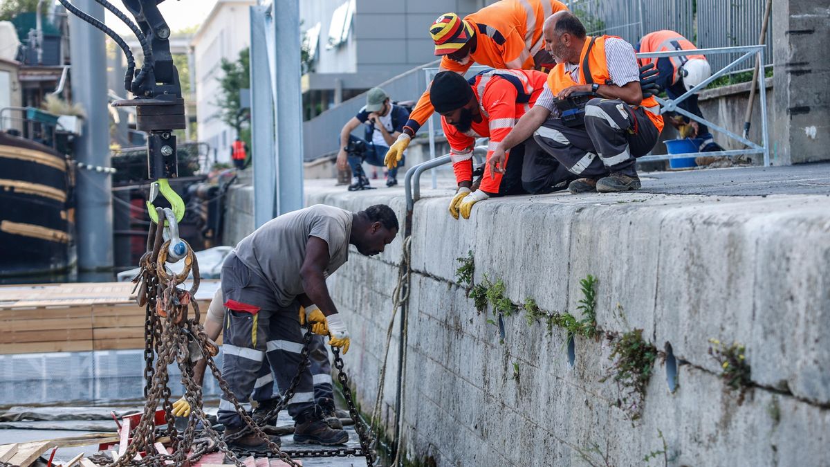 Obreros trabajando para la reapertura del Sena al baño