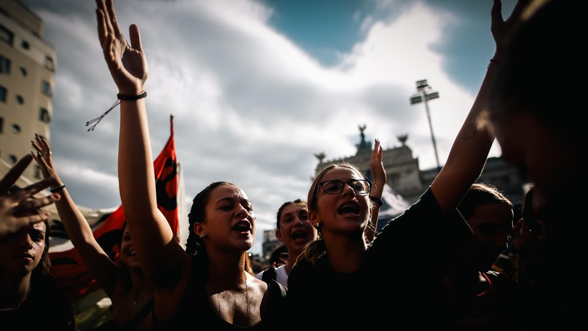 Varias mujeres gritan arengas durante la movilización para conmemorar el Día Internacional de la Mujer este viernes en Buenos Aires (Argentina). Organizaciones feministas celebran una multitudinaria marcha este 8M para reivindicar sus derechos, que han retrocedido con la llegada del Ejecutivo de Javier Milei.