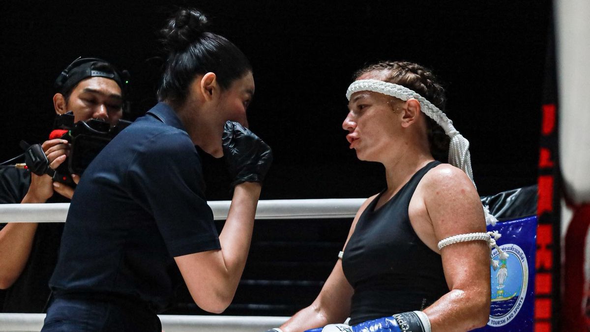 Julia rep instruccions abans d'una de les seves baralles que la va consagrar com a jove promesa del Muay Thai femení el 2024.