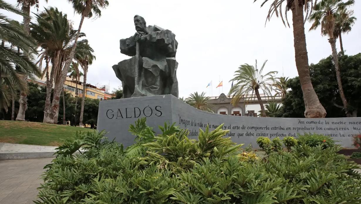 El monumento a Galdós preside este enclave singular de la ciudad de Las Palmas de Gran Canaria, entre la Comandancia de Marina y la Delegación del Gobierno en Canarias.