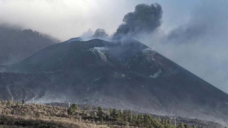 La colada al oeste de Montaña Cogote arrasa 60 edificaciones en poco más de 24 horas