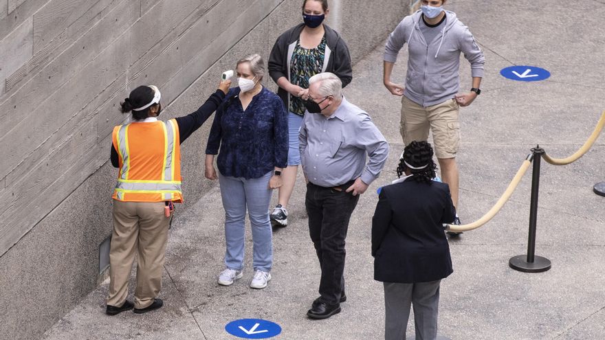 Estados Unidos alcanzó este domingo 32.076.079 casos confirmados del coronavirus SARS-CoV-2 y 572.194 fallecidos por la enfermedad de la covid-19, según el recuento independiente de la Universidad Johns Hopkins. EFE/EPA/ETIENNE LAURENT/Archivo