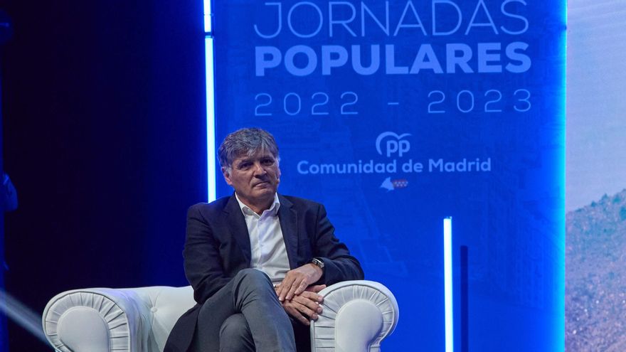 La presidenta de la Comunidad de Madrid, Isabel Díaz Ayuso, conversa con el entrenador de tenis Toni Nadal.