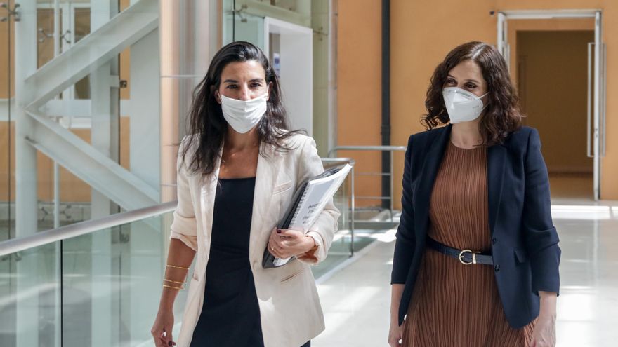 La líder de Vox en Madrid, Rocío Monasterio, e Isabel Díaz Ayuso.