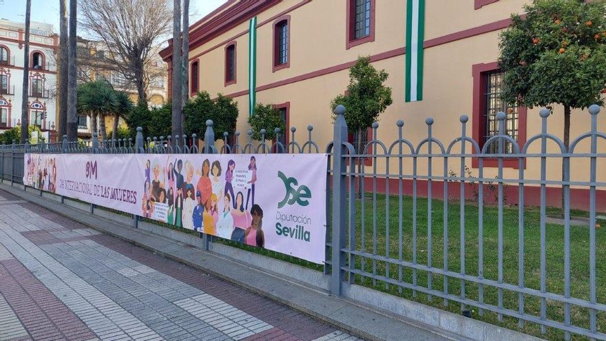 Roban la lona conmemorativa del 8M de la Diputación de Sevilla: "Refleja un clima preocupante de negacionismo"