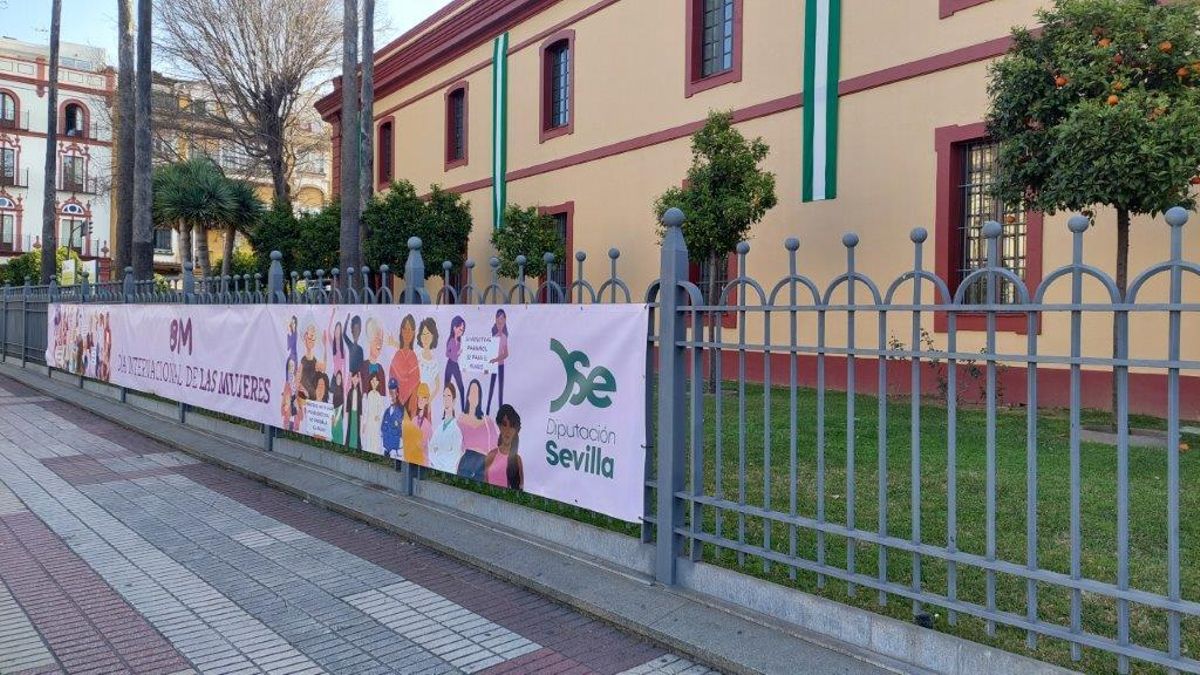Roban la lona conmemorativa del 8M de la Diputación de Sevilla: "Refleja un clima preocupante de negacionismo"