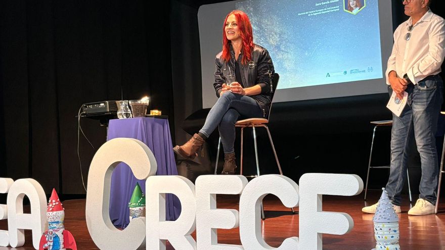 "¿Sabes si hay vida extraterrestre?": Sara García, la futura astronauta, aterriza en Alcalá del Río