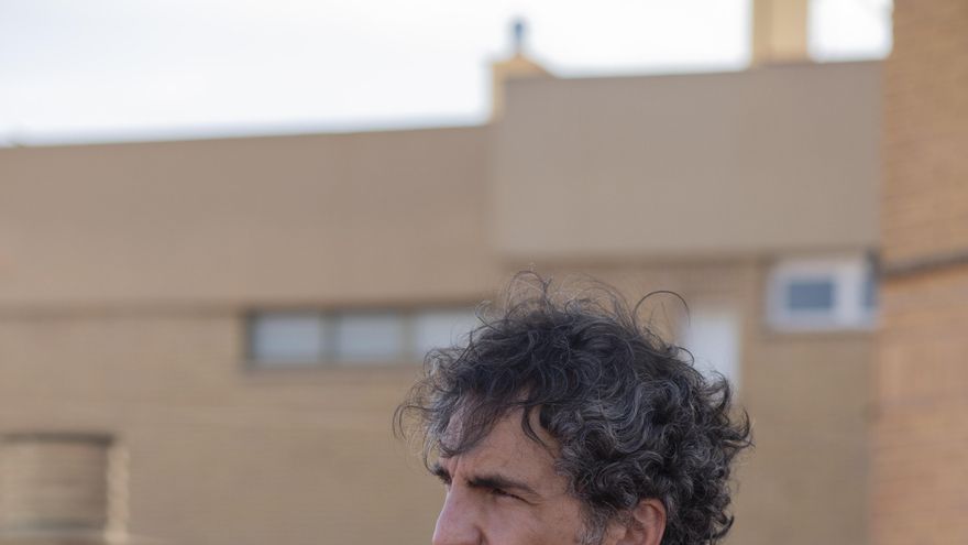 Antonio Agredano, autor de 'Prórroga': "En la vida nos llevamos persiguiendo metas como los niños persiguen un balón en una plazoleta"