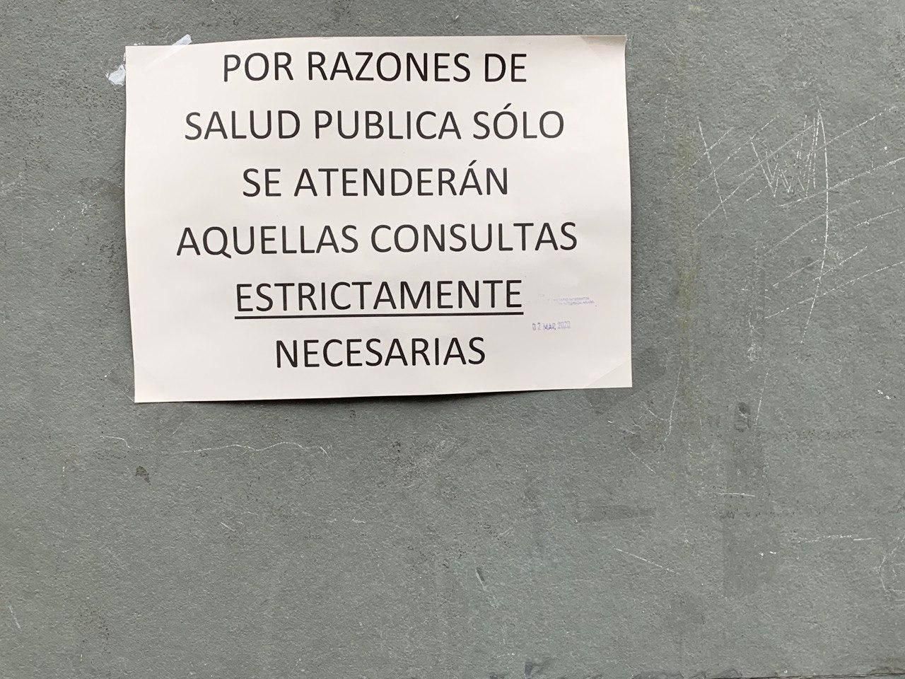 Cartel en el centor de salud de Olárizu