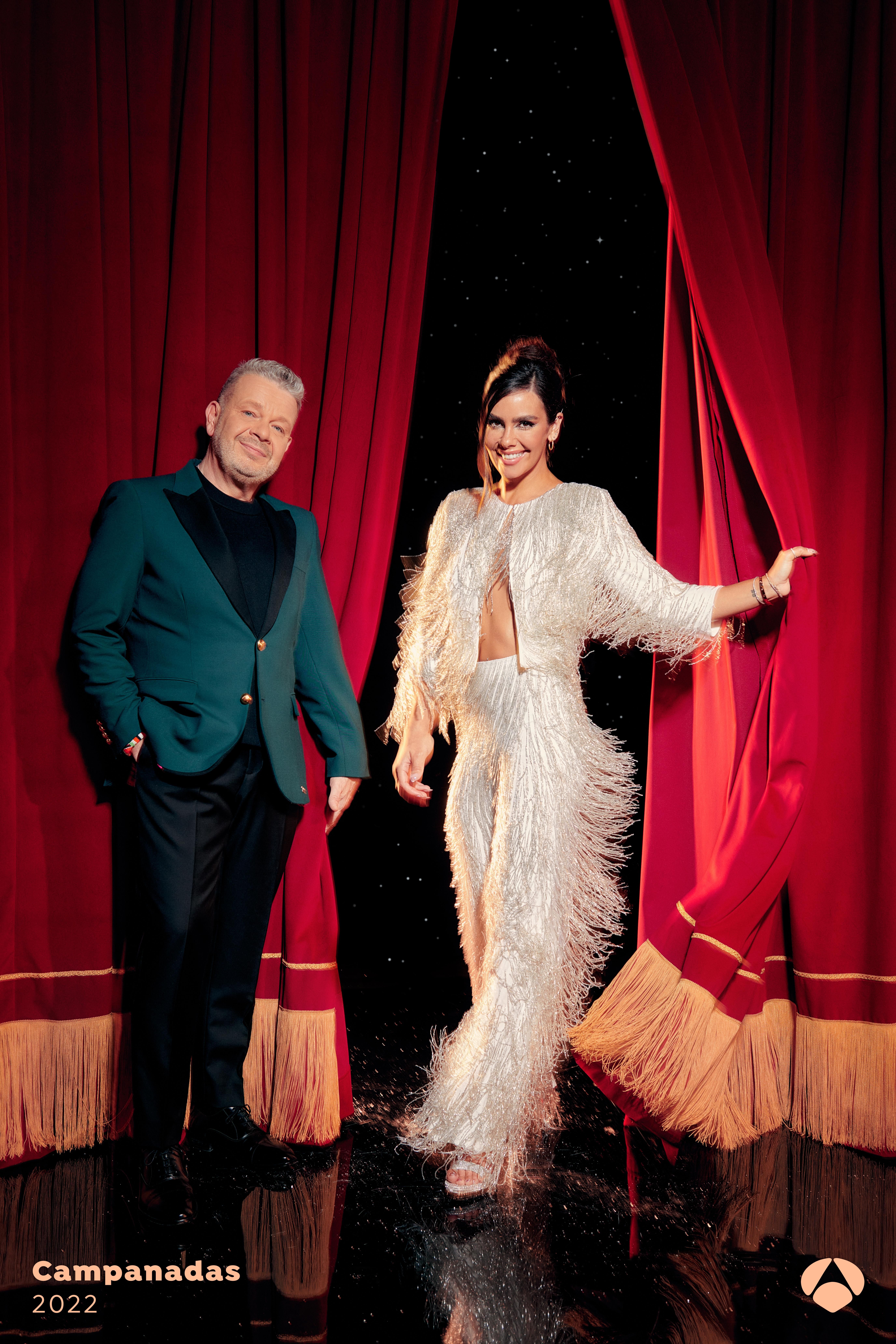 Pedroche y Chicote, y Cristina Pardo y Dani Mateo, posan como presentadores de 'Las Campanadas'