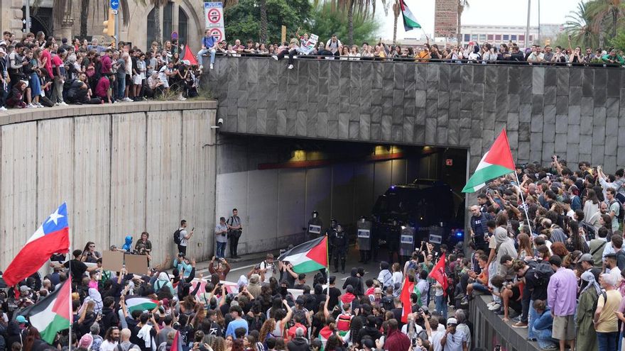 Cientos de personas durante una concentración en apoyo a la Global Sumud Flotilla, en la Plaza de la Carbonera (Barcelona).